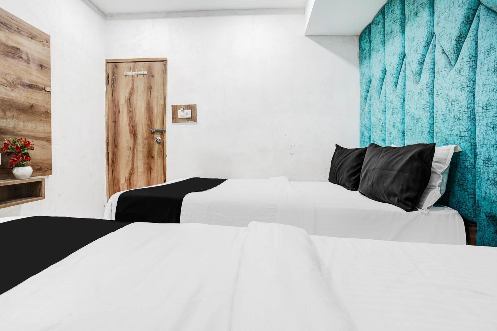 Super Collection O Maninagar Near Railway Station Formerly A1 Residency Ahmedabad Exterior photo
